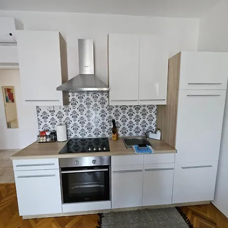 Viola Kampor 아파트