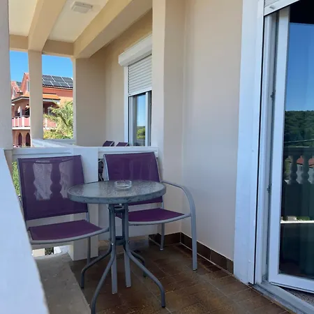 Viola Kampor 아파트