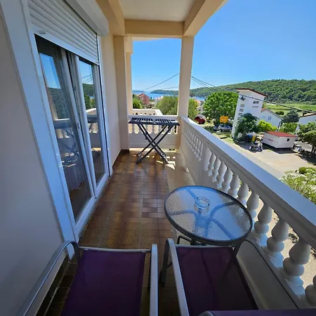 Viola Kampor 아파트